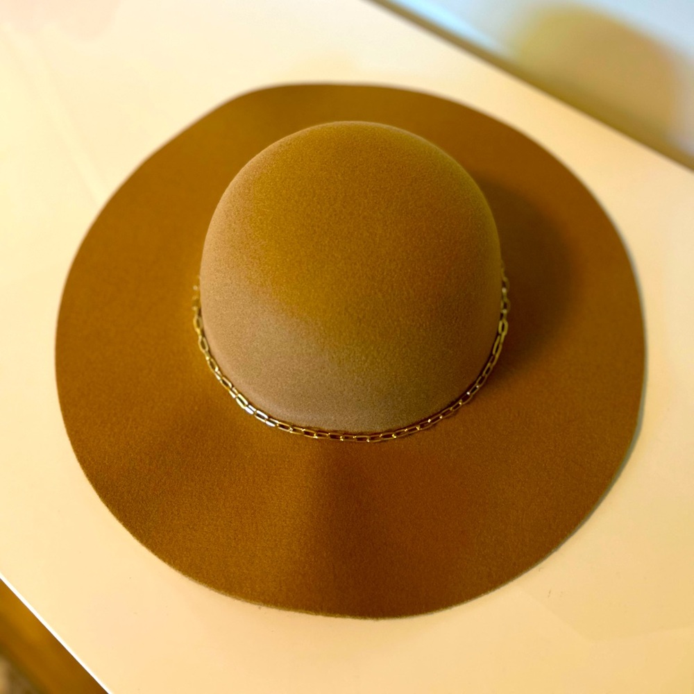 👒 A New Day Tan Hat – S/M – Gold Chain Trim – Brand New ✨